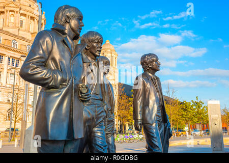 Liverpool, Regno Unito - 17 Maggio 2018: statua in bronzo del Beatles sta al Pier Head sul lato del fiume Mersey, scolpito da Andrea Edwards ed eretta Foto Stock