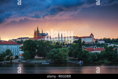 Prague Old Town includono il castello di Praga in background, uno dei più famosi luoghi di interesse di Praga al tramonto con il cielo drammatico. Foto Stock