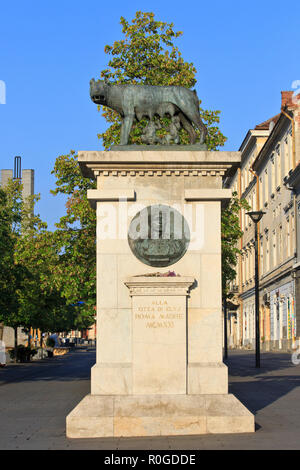 Statua del "Lupo capitolino' allattamento i gemelli Romolo e Remo dalla leggenda della fondazione di Roma a Cluj Napoca, Romania Foto Stock