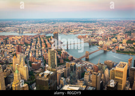 Vista aerea di Brooklyn e Manhattan ponti da elicottero Foto Stock