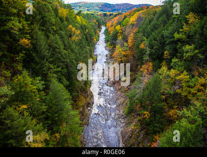Vista della Gola di Quechee a Quechee, Hartford, Vermont, USA, Vermont state Park, Ottauquechee River, FS 16,83MB, autunno New England Foto Stock