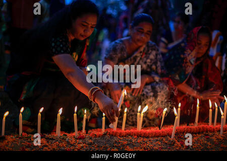 I cristiani accendono le candele a San Giovanni la chiesa del cimitero di Gazipur segnando il giorno della commemorazione di tutti i defunti. I cattolici osservare Nov 2 come il giorno della commemorazione di tutti i defunti, una d Foto Stock