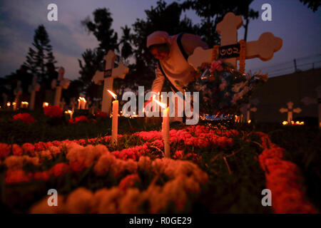 I cristiani accendono le candele a San Giovanni la chiesa del cimitero di Gazipur segnando il giorno della commemorazione di tutti i defunti. I cattolici osservare Nov 2 come il giorno della commemorazione di tutti i defunti, una d Foto Stock