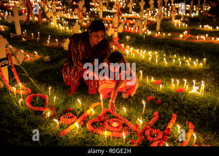 I cristiani accendono le candele a San Giovanni la chiesa del cimitero di Gazipur segnando il giorno della commemorazione di tutti i defunti. I cattolici osservare Nov 2 come il giorno della commemorazione di tutti i defunti, una d Foto Stock