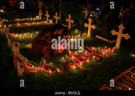 I cristiani accendono le candele a San Giovanni la chiesa del cimitero di Gazipur segnando il giorno della commemorazione di tutti i defunti. I cattolici osservare Nov 2 come il giorno della commemorazione di tutti i defunti, una d Foto Stock