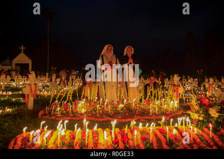 I cristiani accendono le candele a San Giovanni la chiesa del cimitero di Gazipur segnando il giorno della commemorazione di tutti i defunti. I cattolici osservare Nov 2 come il giorno della commemorazione di tutti i defunti, una d Foto Stock
