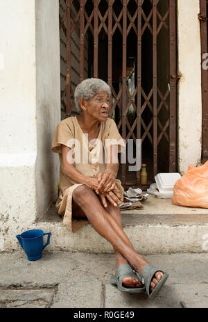 Ritratto di Ignoto anziani donna seduta nel vano della porta sulla strada. La vita quotidiana della classe inferiore di persone di Cartagena de Indias, Colombia. Sep 2018 Foto Stock