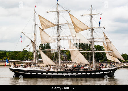 ROUEN, Francia - luglio circa, 2016. Fine dell'Armada di Rouen, barche galeone navi sul fiume Senna. Diversi mezzi di trasporto navale andando a loro c Foto Stock