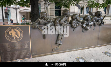 Hockey su ghiaccio scultura "Il nostro gioco" da Hockey Hall of Fame, Toronto, Canada Foto Stock