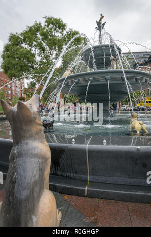 Fontana del cane in Berczy Park, Toronto, Canada Foto Stock