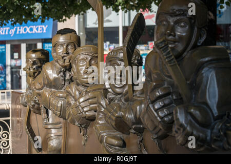 Hockey su ghiaccio scultura "Il nostro gioco" da Hockey Hall of Fame, Toronto, Canada Foto Stock