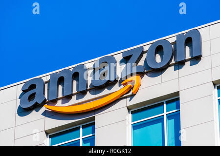 2 novembre 2018 Sunnyvale / CA / STATI UNITI D'AMERICA - logo Amazon sulla facciata di uno dei loro edifici di uffici situati nella Silicon Valley, San Francisco Bay Area Foto Stock