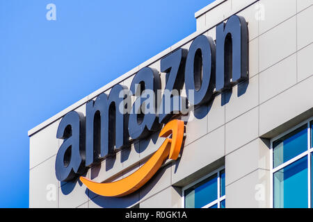 2 novembre 2018 Sunnyvale / CA / STATI UNITI D'AMERICA - logo Amazon sulla facciata di uno dei loro edifici di uffici situati nella Silicon Valley, San Francisco Bay Area Foto Stock