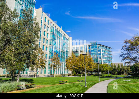 2 novembre 2018 Sunnyvale / CA / STATI UNITI D'AMERICA - moderni edifici per uffici nella Silicon Valley, South San Francisco Bay Area Foto Stock