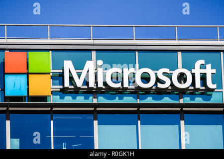 2 novembre 2018 Sunnyvale / CA / STATI UNITI D'AMERICA - logo Microsoft presso l ufficio della società è un edificio situato nella Silicon Valley, South San Francisco Bay Area Foto Stock