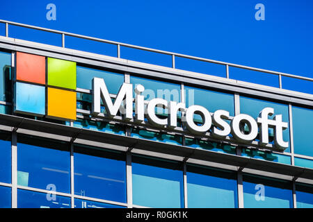 2 novembre 2018 Sunnyvale / CA / STATI UNITI D'AMERICA - logo Microsoft presso l ufficio della società è un edificio situato nella Silicon Valley, South San Francisco Bay Area Foto Stock