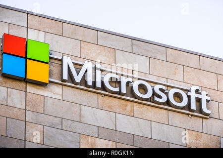 2 novembre 2018 Sunnyvale / CA / STATI UNITI D'AMERICA - logo Microsoft presso l ufficio della società è un edificio situato nella Silicon Valley, South San Francisco Bay Area Foto Stock