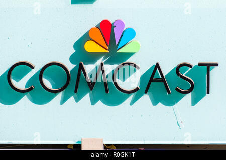 2 novembre 2018 Sunnyvale / CA / STATI UNITI D'AMERICA - Comcast logo nella parte anteriore dei loro uffici situati in Silicon Valley; South San Francisco Bay Area Foto Stock