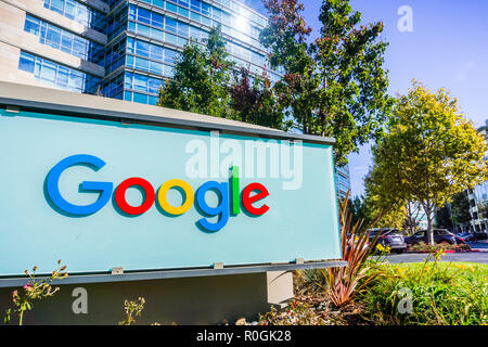 2 novembre 2018 Sunnyvale / CA / STATI UNITI D'AMERICA - Google Accedi davanti all'ingresso di uno dei loro edifici di uffici situati in Silicon Valley Foto Stock