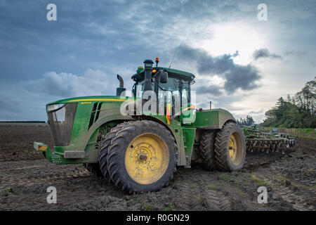 Courtenay, Canterbury, Nuova Zelanda - 21 Settembre 2018: un ruolo John Deere 9370R tirando una grande pianura aratro lavora in un campo in primavera Foto Stock