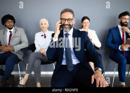 Sorridenti multi etnico team aziendali in ufficio Foto Stock
