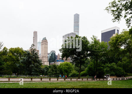 La città di New York, Stati Uniti d'America - 23 Giugno 2018: Skyline di Manhattan da Central Park un giorno nuvoloso Foto Stock