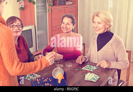 Positivo femmina senior amici godendo con lotto Foto Stock