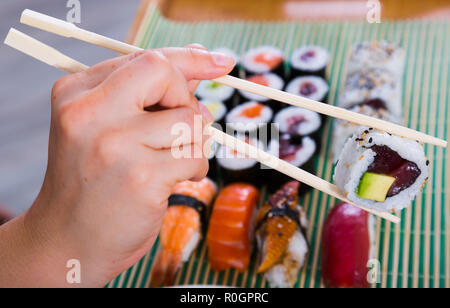 Grande set di sushi sul tavolo al ristorante giapponese Foto Stock