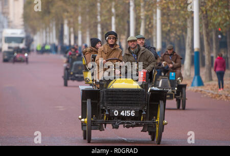 Yasmin Le Bon guida un 1901 Wolesley del British Motor Museum lungo il Mall a Bonhams Londra a Brighton Veteran Car Run 2018. Foto Stock