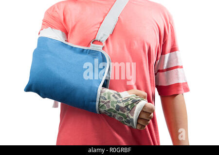 Uomo con osso rotto il braccio usando cast e imbracatura per il trattamento isolato su sfondo bianco Foto Stock