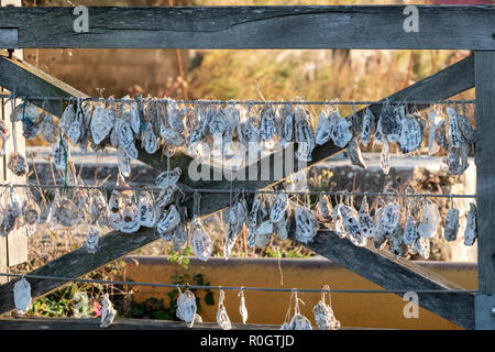 L'Europa, Francia, Île d'Oléron, Château-d'Oléron, tradizione turistica di fissaggio guscio di ostrica di un ponte. Foto Stock