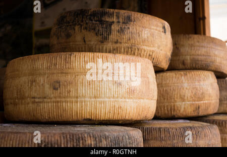 Fatti a mano di formaggio locale assortimento, su una fiera di prodotti tradizionali Foto Stock