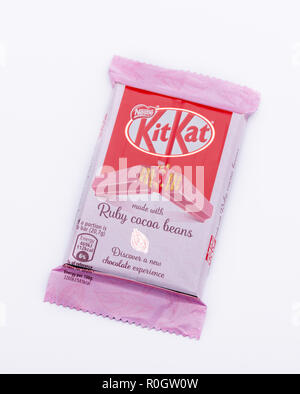 Varsavia, Polonia - 20 Ottobre 2018: KitKat Ruby Le fave di cacao, Nestlé. 4 dito Ruby barra di cioccolato. Foto Stock