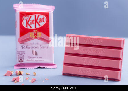 Varsavia, Polonia - 20 Ottobre 2018: KitKat Ruby Le fave di cacao, Nestlé. 4 dito Ruby barra di cioccolato. Foto Stock
