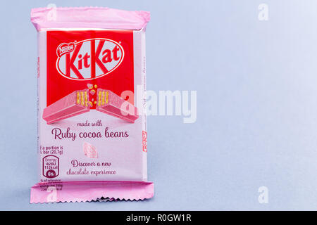 Varsavia, Polonia - 20 Ottobre 2018: KitKat Ruby Le fave di cacao, Nestlé. 4 dito Ruby barra di cioccolato. Foto Stock