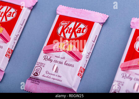 Varsavia, Polonia - 20 Ottobre 2018: KitKat Ruby Le fave di cacao, Nestlé. 4 dito Ruby barra di cioccolato. Foto Stock