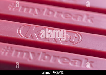 Varsavia, Polonia - 20 Ottobre 2018: KitKat Ruby Le fave di cacao, Nestlé. 4 dito Ruby barra di cioccolato. Foto Stock