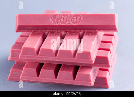 Varsavia, Polonia - 20 Ottobre 2018: KitKat Ruby Le fave di cacao, Nestlé. 4 dito Ruby barra di cioccolato. Foto Stock