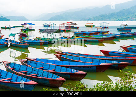 Pokhara, Nepal - Luglio 31, 2018 : barche colorate sul lago Phewa in Pokhara, il più popolare e più visitato il lago del Nepal. Foto Stock