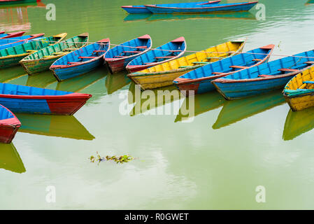 Pokhara, Nepal - Luglio 31, 2018 : barche colorate sul lago Phewa in Pokhara, il più popolare e più visitato il lago del Nepal. Foto Stock