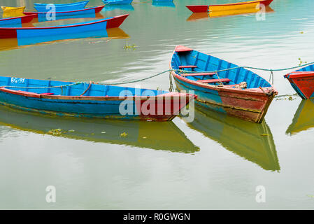 Pokhara, Nepal - Luglio 31, 2018 : barche colorate sul lago Phewa in Pokhara, il più popolare e più visitato il lago del Nepal. Foto Stock