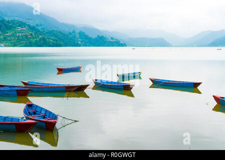 Pokhara, Nepal - Luglio 31, 2018 : barche colorate sul lago Phewa in Pokhara, il più popolare e più visitato il lago del Nepal. Foto Stock