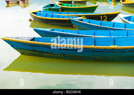 Pokhara, Nepal - Luglio 31, 2018 : barche colorate sul lago Phewa in Pokhara, il più popolare e più visitato il lago del Nepal. Foto Stock