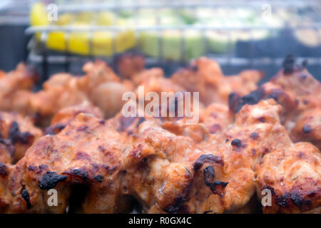 Spiedini con arrosti di carne di pollo e le verdure sul grill caldo closeup, fine settimana barbecue Foto Stock