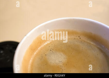 Primo piano vista dall'alto di one-off cup di appetitosi caffè del mattino con schiuma Foto Stock