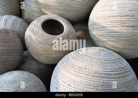 Prodotti ceramici, una pila di tondo nervato fiore di argilla vasi con foro rotondo Foto Stock