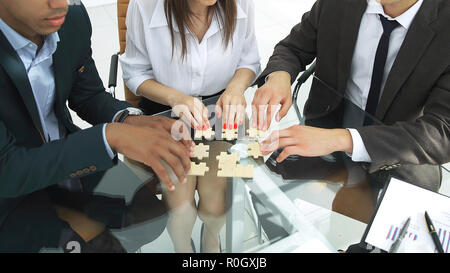 International Business team puzzle di assemblaggio in ufficio Foto Stock