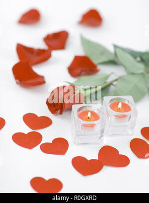 Concetto romantico .candela che brucia e red rose . foto con copia Foto Stock