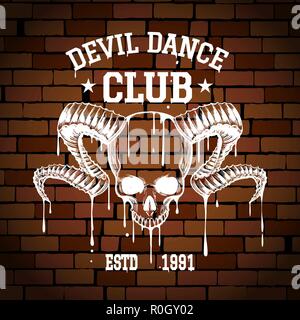Rock Club o Rock etichetta di registrazione emblema. Cranio umano con le corna sul muro di mattoni con formulazioni. Illustrazione Vettoriale. Illustrazione Vettoriale