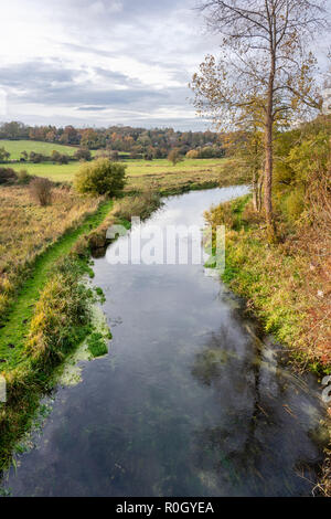 Fiume Itchen vicino a Winchester in Hampshire, Inghilterra, Regno Unito Foto Stock